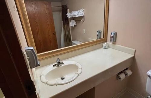 Marysville Hotel | Deluxe King Bed Stay + Free Parking — Comfortable Stay Near Pony Express Museum