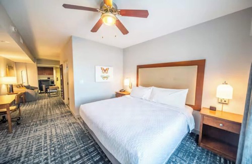 Kutzky Park Hotel | Deluxe King Studio Suite w/Kitchen, Pool & Free Breakfast | 2 mi to Mayo Clinic