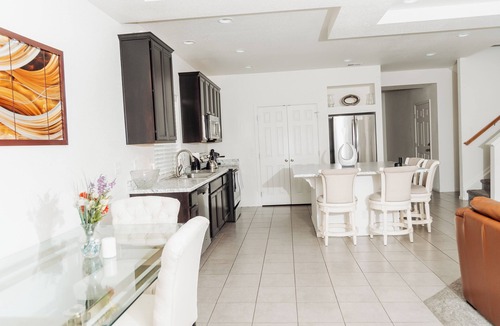 Gateway House | Den Haven 15 Min From DIA 3 En Suite Bedrooms