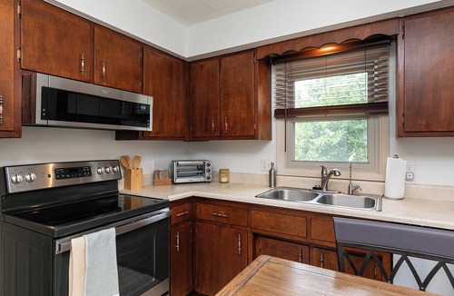 Ankeny House | Des Moines Entire home 3 Bdms King; Queen; Twins quiet near High Trestle Trail