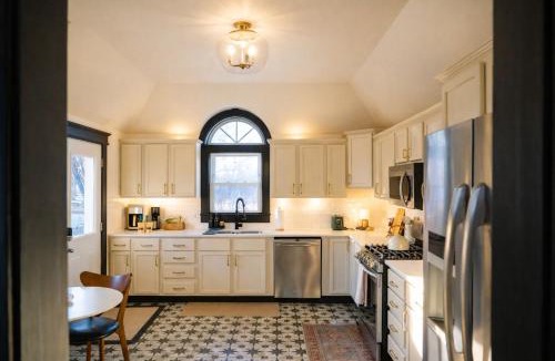 Downtown Des Moines House | Des Moines House 3min Downtown9min to State Fair
