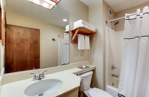 Johnston Hotel | Des Moines Stay w/pool and Gym Onsite | 7 mi to Drake University