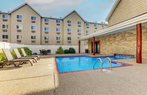 Johnston Hotel | Des Moines Stay w/pool and Gym Onsite | 7 mi to Drake University