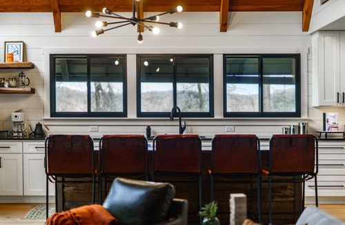 Seymour House | Designer A-Frame | Huge Loft, Chef’s Kitchen, Hot Tub & Fire Pit