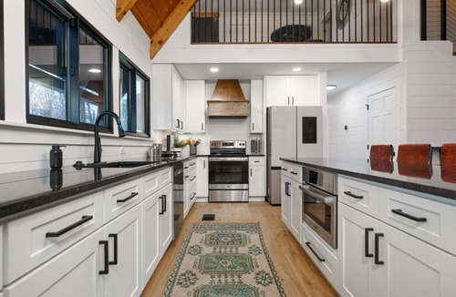 Seymour House | Designer A-Frame | Huge Loft, Chef’s Kitchen, Hot Tub & Fire Pit