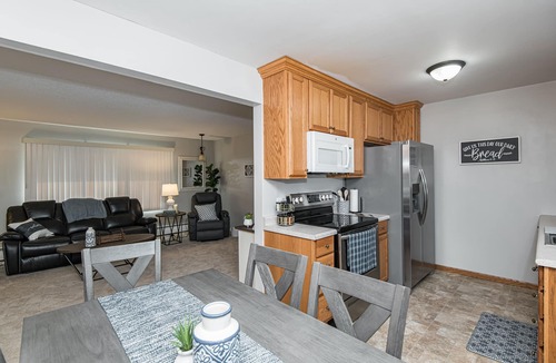 Rochester Apartment | Discounted 5-Star 3 Bedroom Duplex 5 Minutes to Mayo Clinic!