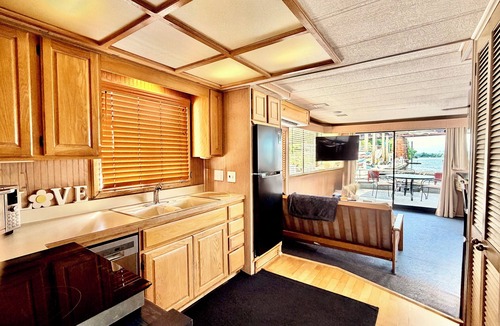 Downtown Boat Rental | Dockside Retreat Aboard Savannah Rae