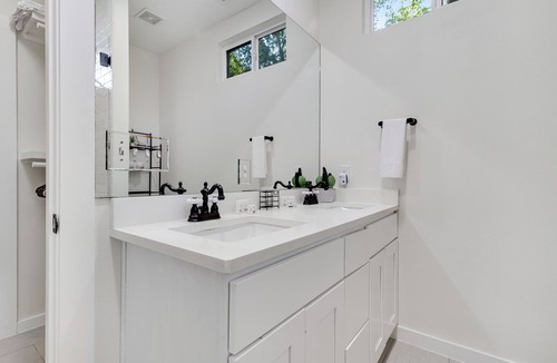 St. Johns House | Dog-friendly 2-story house near downtown with grill, washer/dryer, streaming, AC
