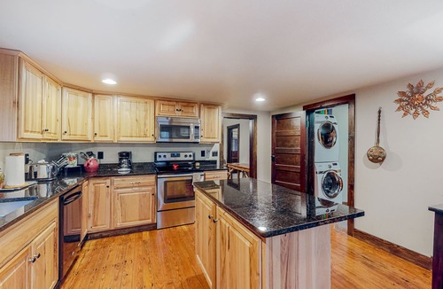 Rogers Cabin | Dog-friendly cabin with washer/dryer & partial AC - near marina