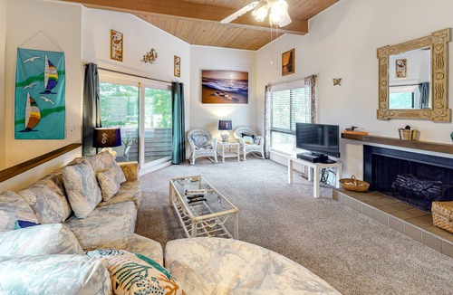 Ocean Pines Condo | Dog-friendly condo with pool plus lake, canal & golf course views