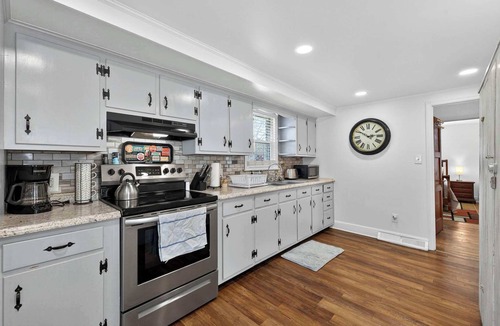 Middletown House | Dog-Friendly Cottage w Playground, Grill & Games