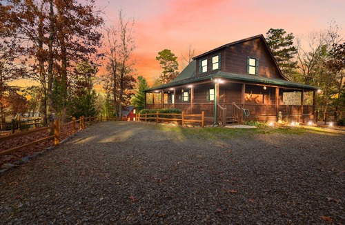 Ellijay Cabin | Dog-Friendly Mountain Resort Cabin - NEW Hot Tub - Arcade Room -BBQ Grill
