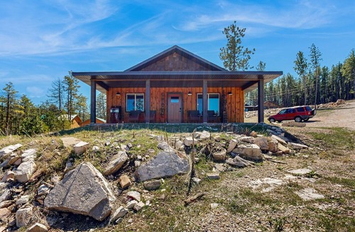 Sturgis Cabin | Dog-friendly mountain view cabin with a washer/dryer, BBQ, & full kitchen