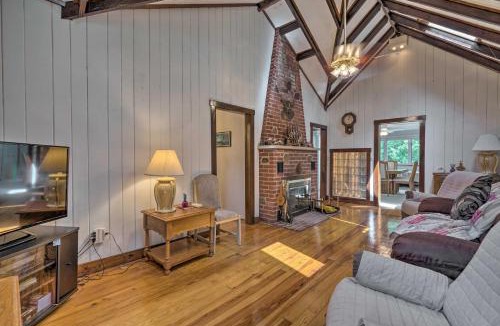 Waretown House | Dog-Friendly Waretown Home w/Furnished Deck!