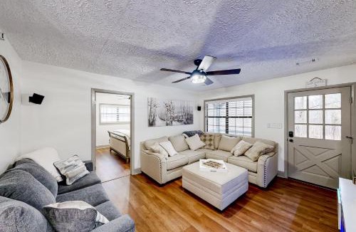 Eclectic House | Dogs Welcome! 'Big Oak Hideaway' Near Lake Martin