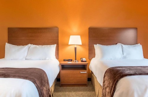 Jamestown Hotel | Double the Space! 2 Units w/Kitchens Near Frontier Village