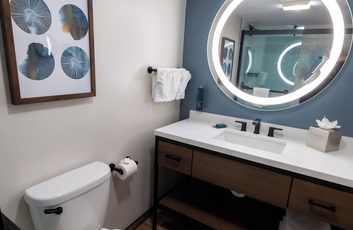 Tinton Falls Hotel | DoubleTree by Hilton Tinton Falls - Eatontown