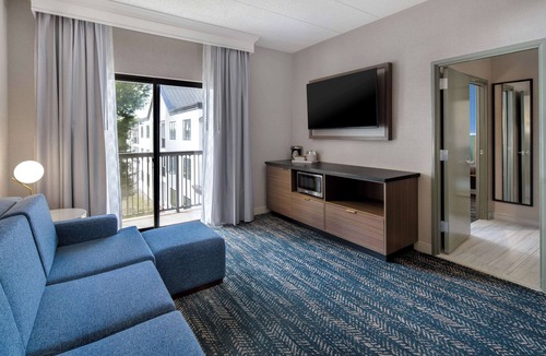 Mount Laurel Hotel | DoubleTree Suites by Hilton Hotel Mt. Laurel