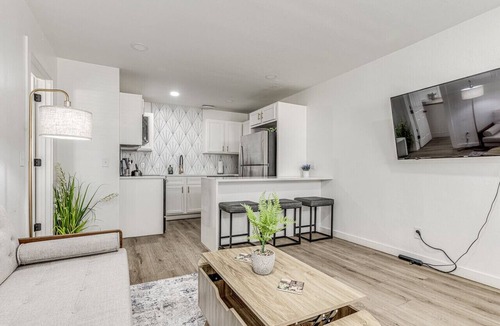 Midtown Apartment | Downtown 1 Bed Apartment
