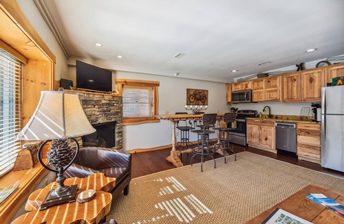 Blowing Rock Cottage | Downtown Blowing Rock Getaway - STEPS to Shop & Dining - Cozy Fireplace "BEAR"