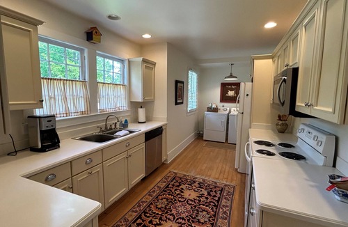 Brevard House | Downtown Brevard Cottage~ Short Stroll to Main Street~ Hiking & Biking Close By