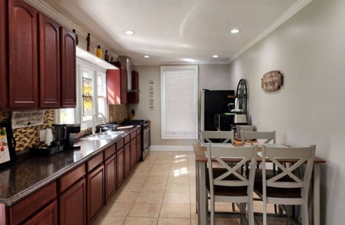LaGrange House | "Downtown Centre" Intown convenient location is nearby many local activities.