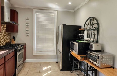 LaGrange House | "Downtown Centre" Intown convenient location is nearby many local activities.