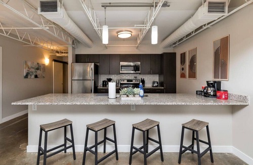 Downtown Des Moines Apartment | Downtown Des Moines Gem: 2BR/2BA + Balcony & Grill