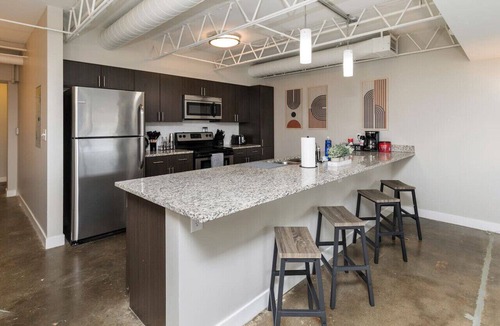 Downtown Des Moines Apartment | Downtown Des Moines Gem: 2BR/2BA + Balcony & Grill