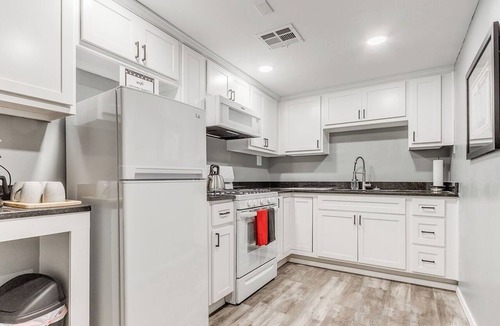 Guthrie Apartment | Downtown Historic Apt. Sleeps 4. Wi-fi. Pets OK!