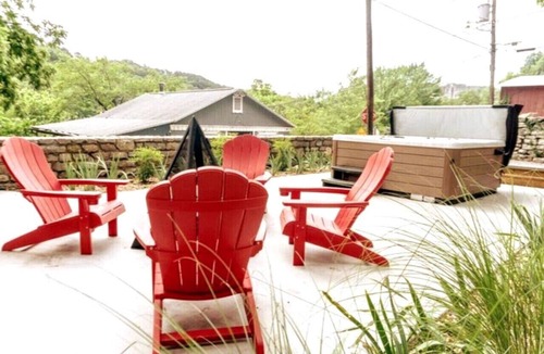 Eureka Springs Historic District Condo | Downtown+HotTub+Wifi+FreeParking @151 Spring Ste F