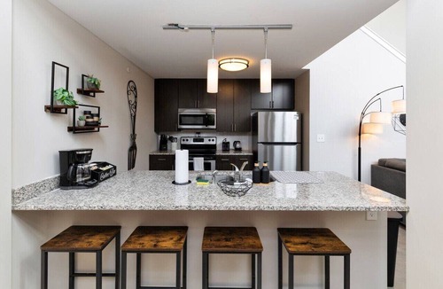 Downtown Des Moines Apartment | Downtown Loft Skyline View 2BR