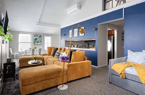 The Loop Apartment | DOWNTOWN PENTHOUSE Vintage Loft #6 2bd/1.5ba +private balcony & gym