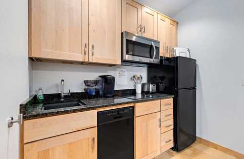 Historic Rapid City Condo | Downtown Rapid City 1BR Historic Suite w/Fireplace