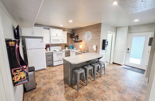 Tahlequah House | Downtown Tahlequah! Amazing Patio, Walkable to Restaurants/Bars, Wi-Fi +