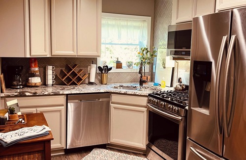 Winchester Apartment | Dragonfly Inn II Fabulous 2BR 1BA modern downtown apt walk to everything
