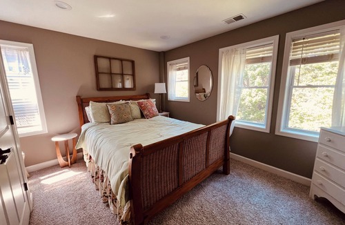 Winchester Apartment | Dragonfly Inn II Fabulous 2BR 1BA modern downtown apt walk to everything
