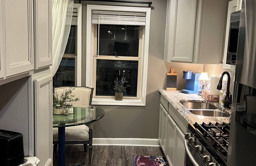 Winchester Apartment | Dragonfly Inn Modern 1 BR 1BA downtown apt. Great walking location !