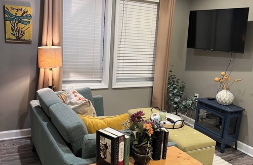 Winchester Apartment | Dragonfly Inn Modern 1 BR 1BA downtown apt. Great walking location !