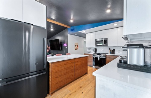 MLK House | Dream Stay w/Pool & Hotub for up to 20 Guests, Mins to DT Austin!
