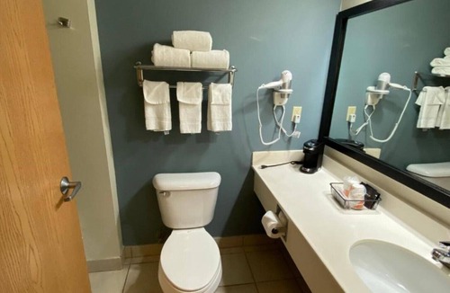 Davenport House | Dreamy accommodations near John Deere Pavilion !
