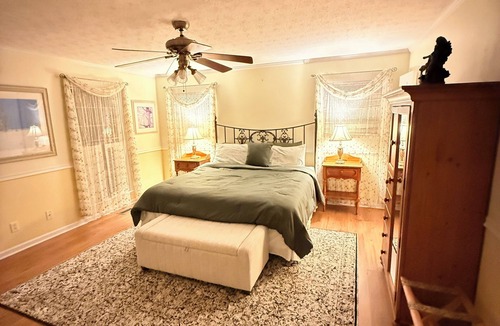 Dublin Bed & Breakfast | Dublin Farm - Stay in comfort at this beautiful 6-bedroom bed breakfast 1 K bed