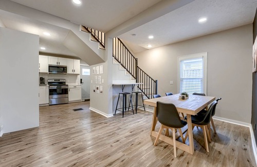 Dundee-Happy Hollow Historic District House | Dundee Delight 3Br2Ba sleeps 9, central Omaha, heart of historical neighborhood