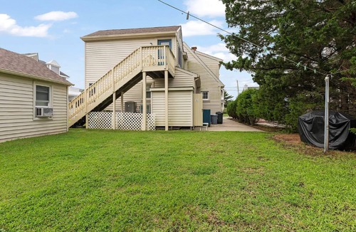 Stone Harbor House | Duplex, 2 blocks from beach, Internet, Central A/C, Deck, Off Street Parking and more!