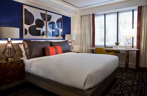 Dupont Circle Hotel | Dupont Deluxe King Room w/Pool & Gym