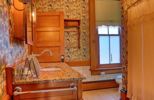 Pella Bed & Breakfast | Dutch Royal Orange Suite at Pella Mansion