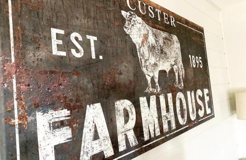Custer House | Dwntwn Custer Farmhouse on Main St with Hot Tub
