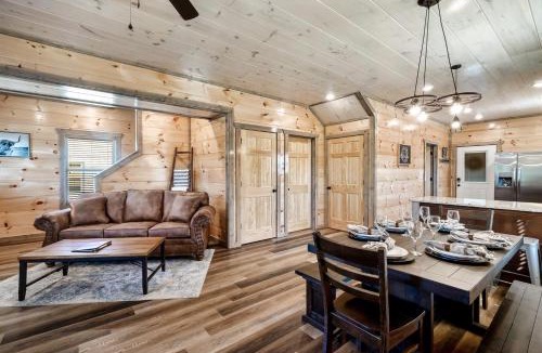 Sevierville House | Eagle Feather Cabin- Modern Retreat, Hot Tub, Games & Scenic Yard Escape