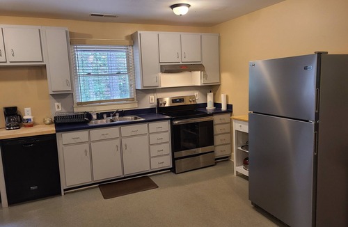 Woodstock House | Eagles nest cabin -Comfortable, Homey Cabin Sleeps 14 on Lake Allatoona