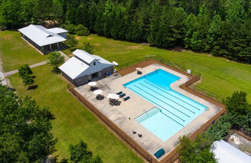 Woodstock House | Eagles nest cabin -Comfortable, Homey Cabin Sleeps 14 on Lake Allatoona